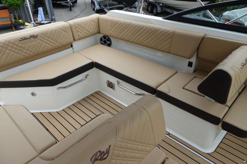Sea Ray SDX250E & Trailer