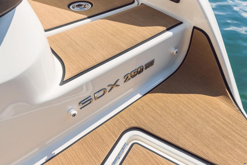 Sea Ray SDX250E SURF & Trailer