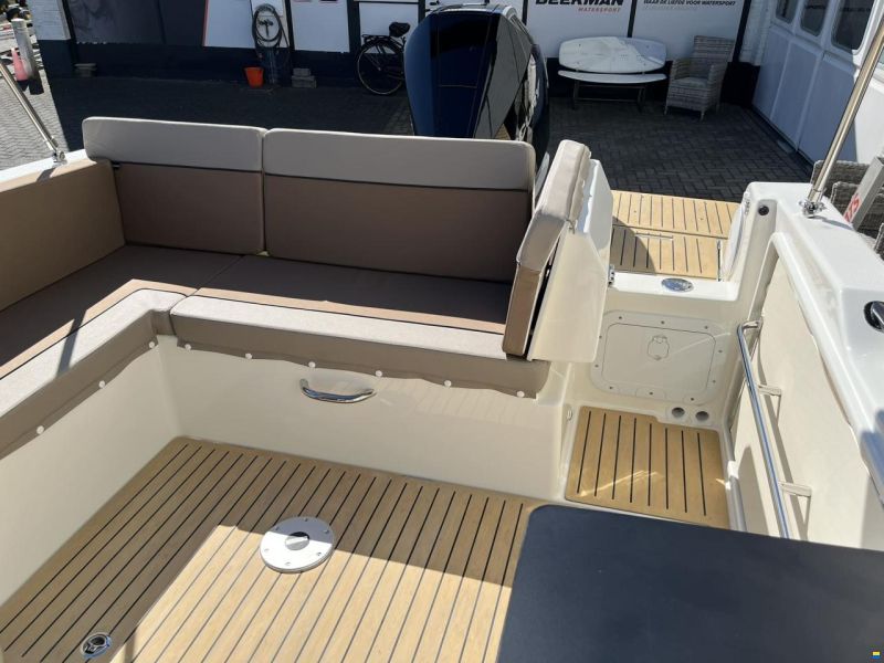 Quicksilver 755 Sundeck