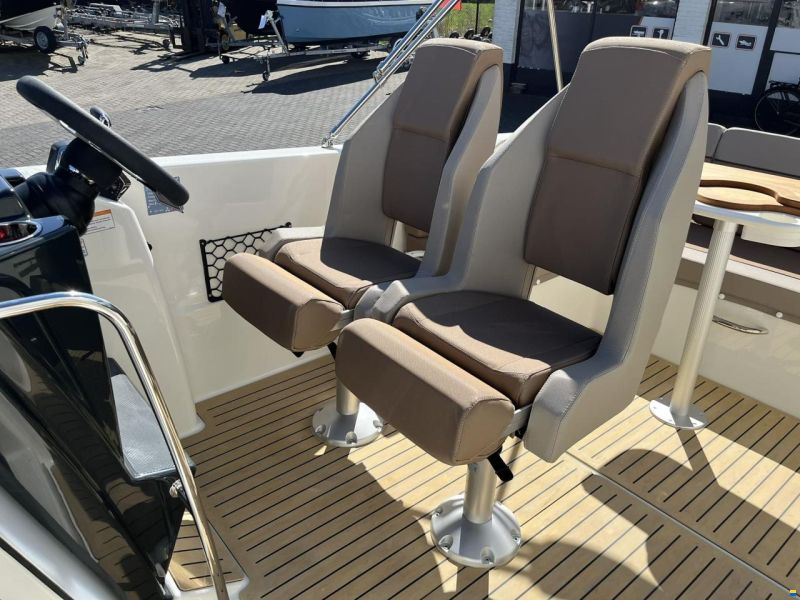 Quicksilver 755 Sundeck