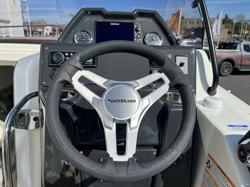 Quicksilver 755 Sundeck