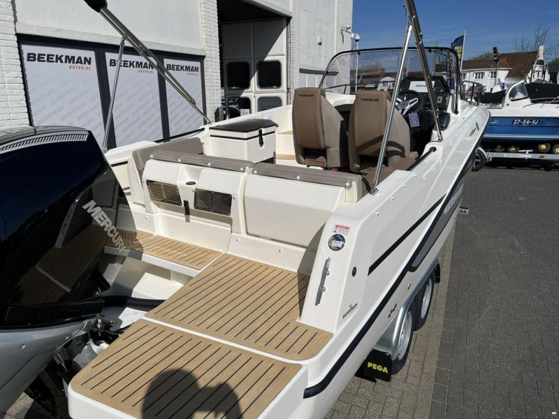 Quicksilver 755 Sundeck