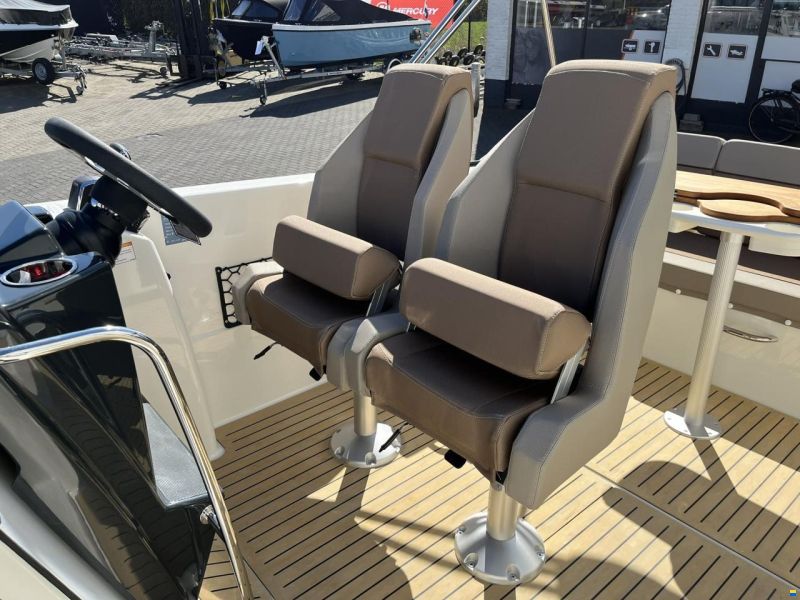 Quicksilver 755 Sundeck