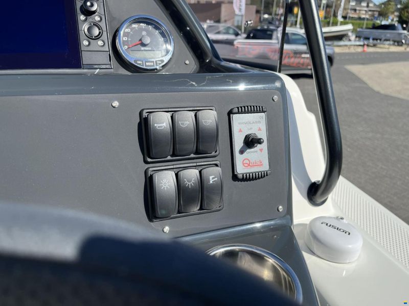 Quicksilver 755 Sundeck