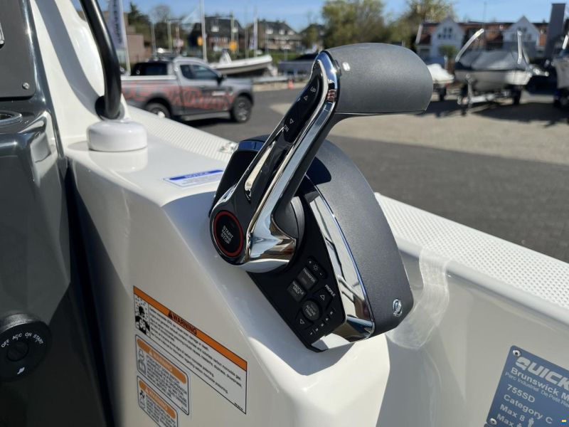 Quicksilver 755 Sundeck