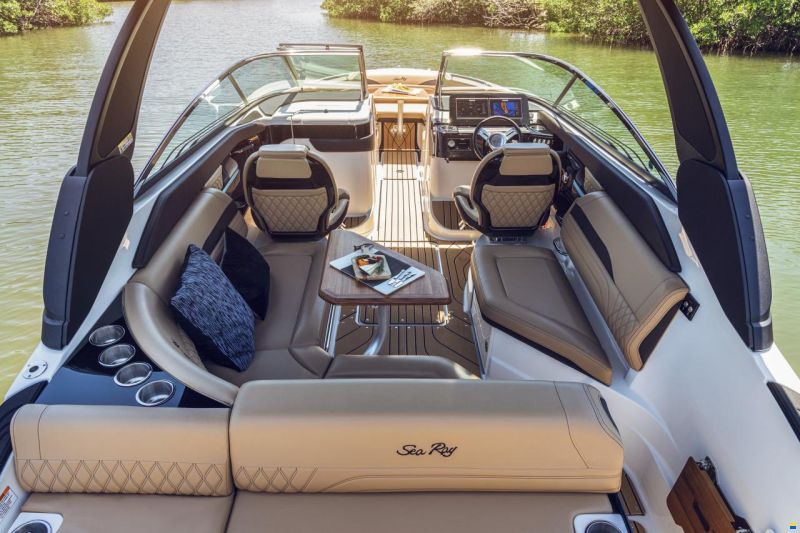 Sea Ray SLX260E & Trailer