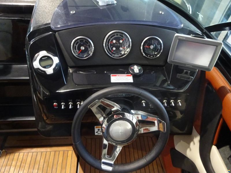Sea Ray 210 SSE Black Beauty Edition