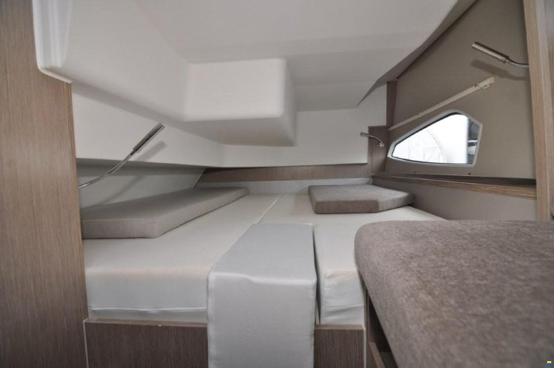 Sealine C 335