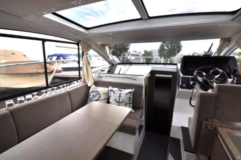 Sealine C 335