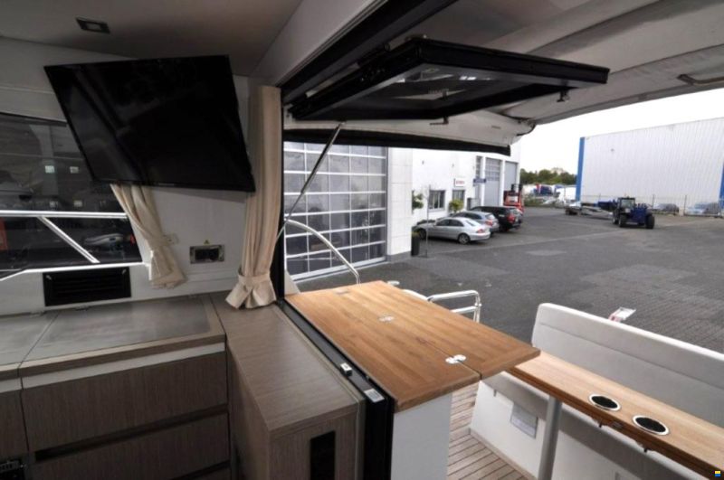 Sealine C 335