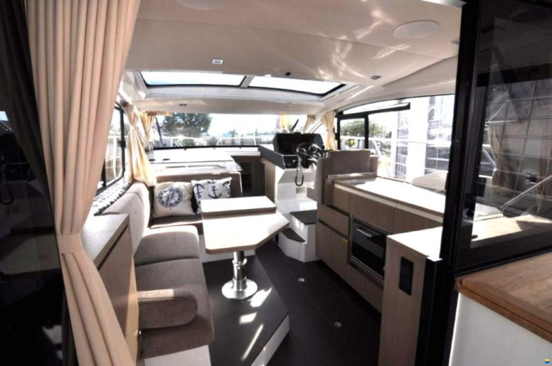 Sealine C 335