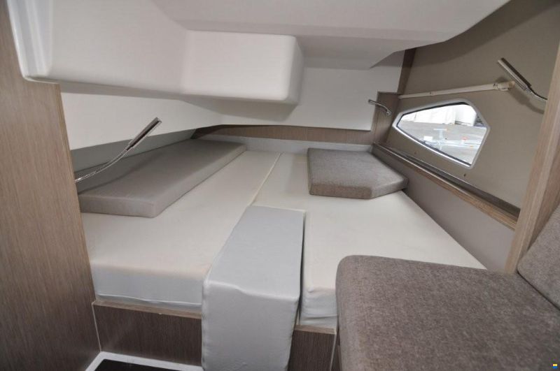 Sealine C 335