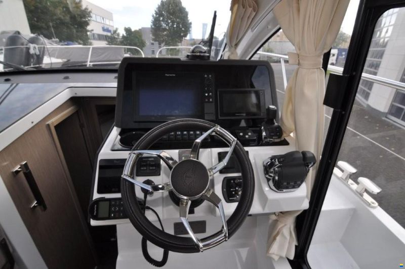 Sealine C 335