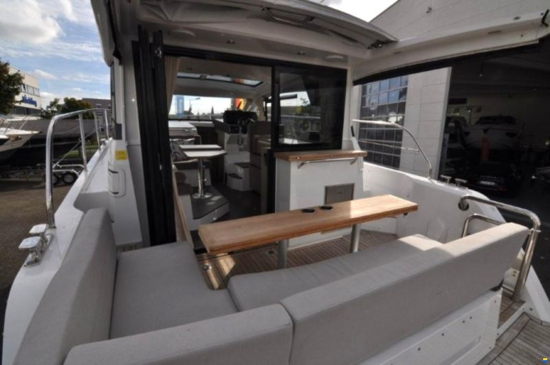 Sealine C 335