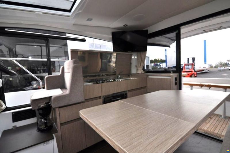 Sealine C 335
