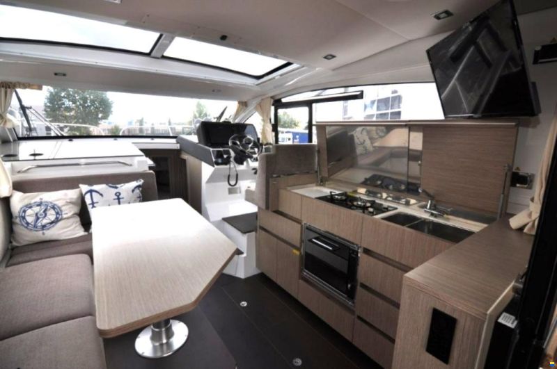 Sealine C 335