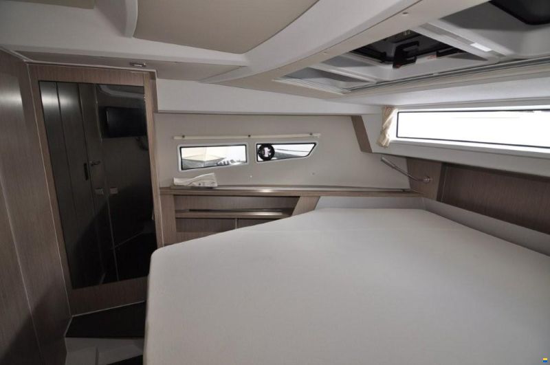 Sealine C 335