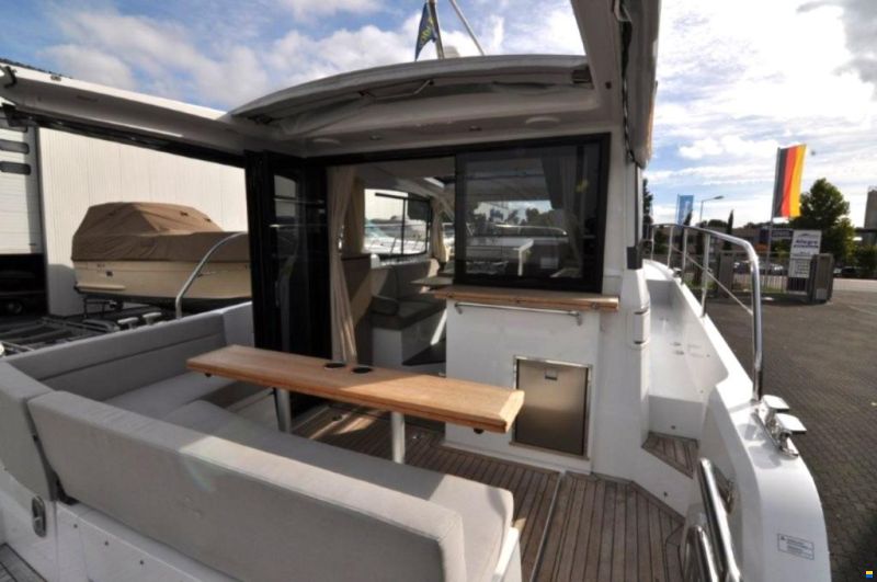 Sealine C 335