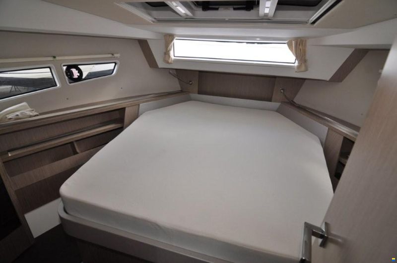 Sealine C 335