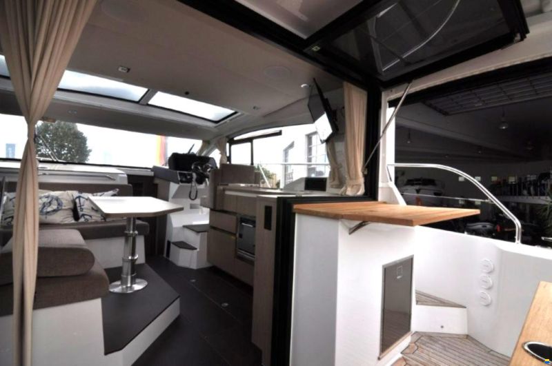 Sealine C 335
