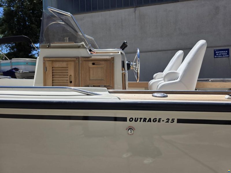 Boston Whaler Outrage 25