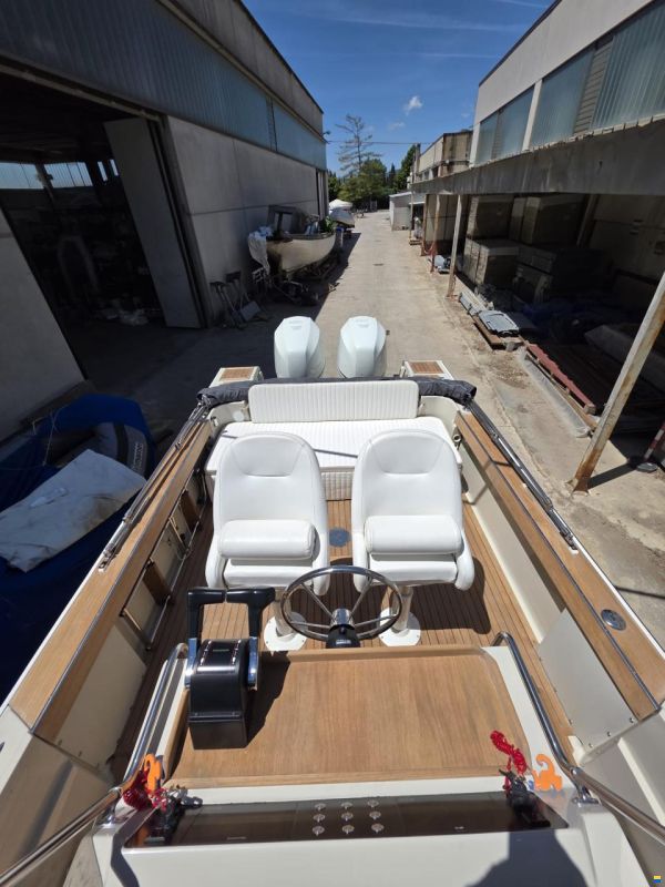 Boston Whaler Outrage 25