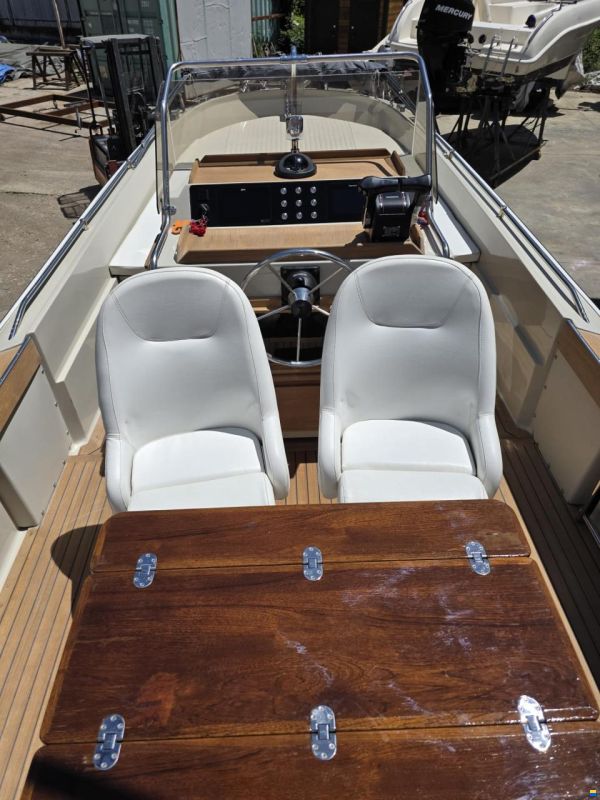 Boston Whaler Outrage 25