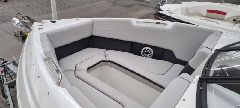 Rinker Q7 BR