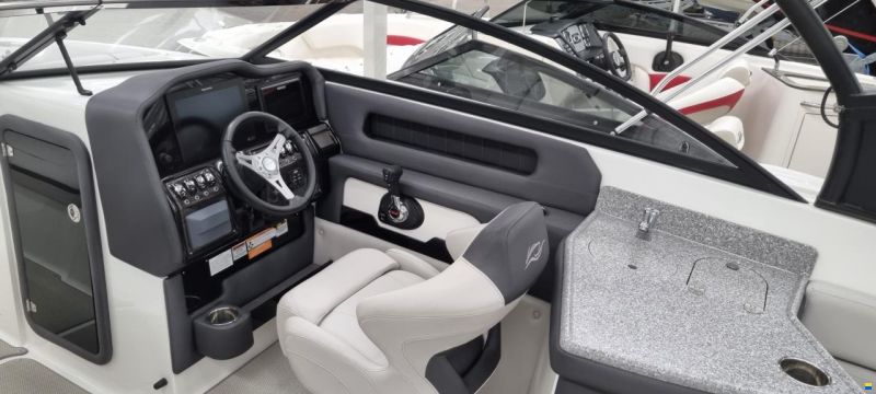 Rinker Q7 BR