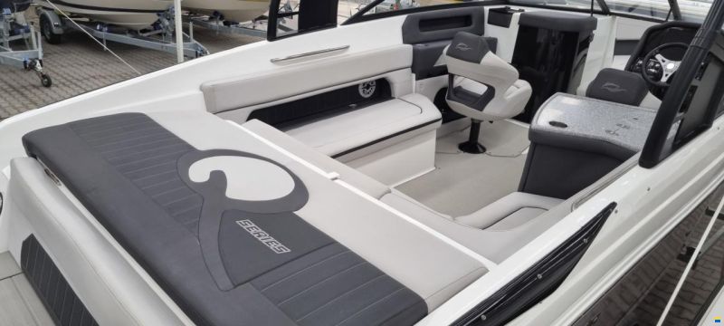 Rinker Q7 BR