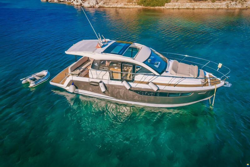 Sealine C330