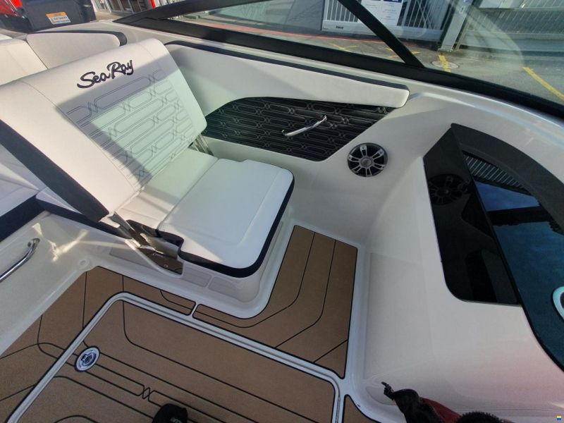 Sea Ray SPX 190 Outboard