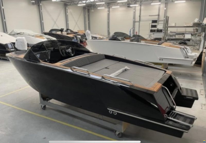 VTS Boats Flying Shark 5.7 Bowrider Capri