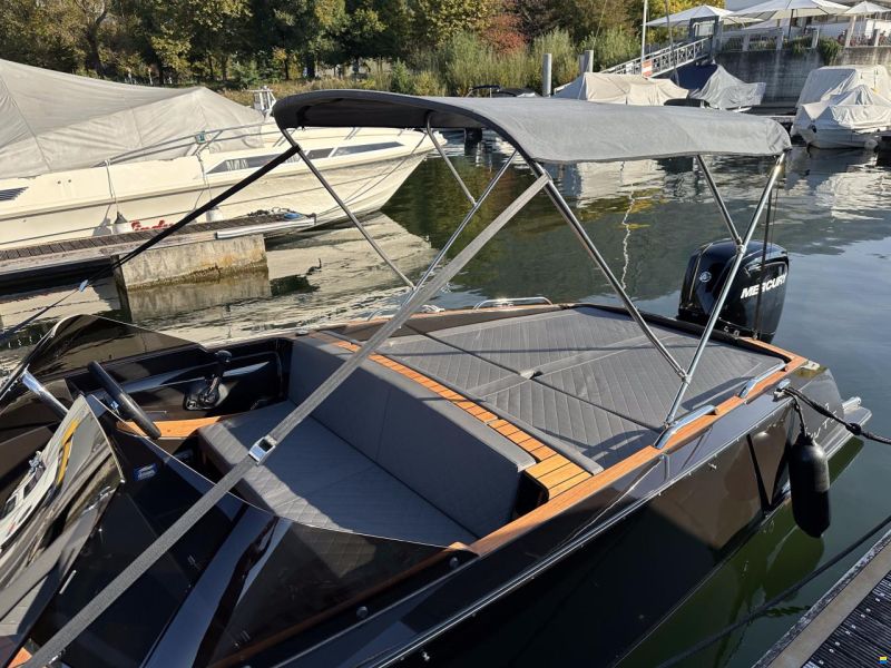 VTS Boats Flying Shark 5.7 Bowrider Capri