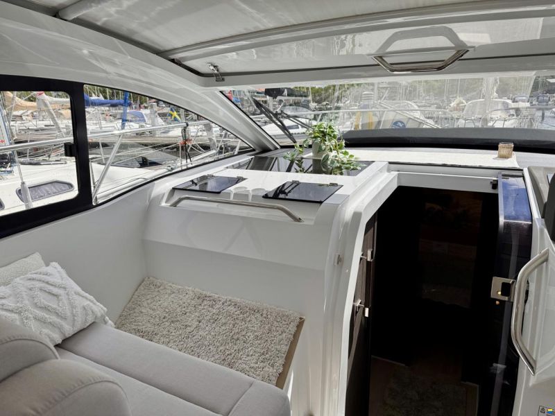 Sealine S335