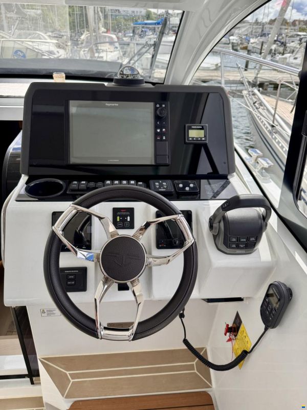 Sealine S335