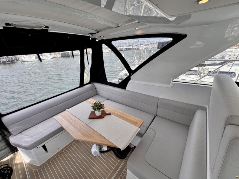 Sealine S335