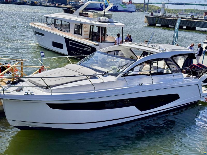 Sealine S335
