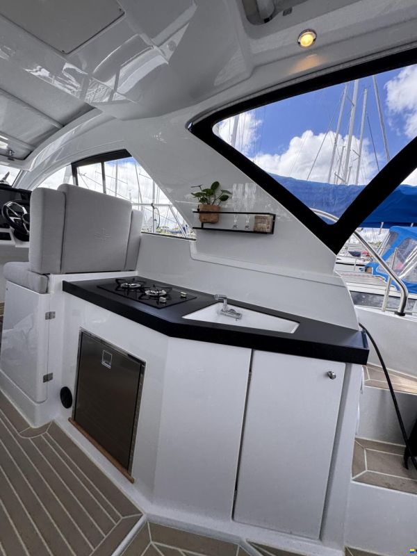 Sealine S335