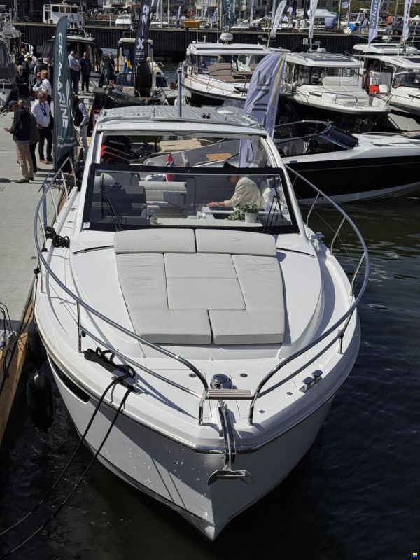 Sealine S335