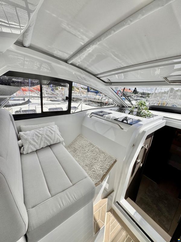 Sealine S335
