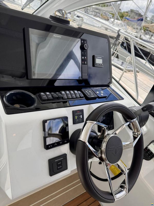 Sealine S335