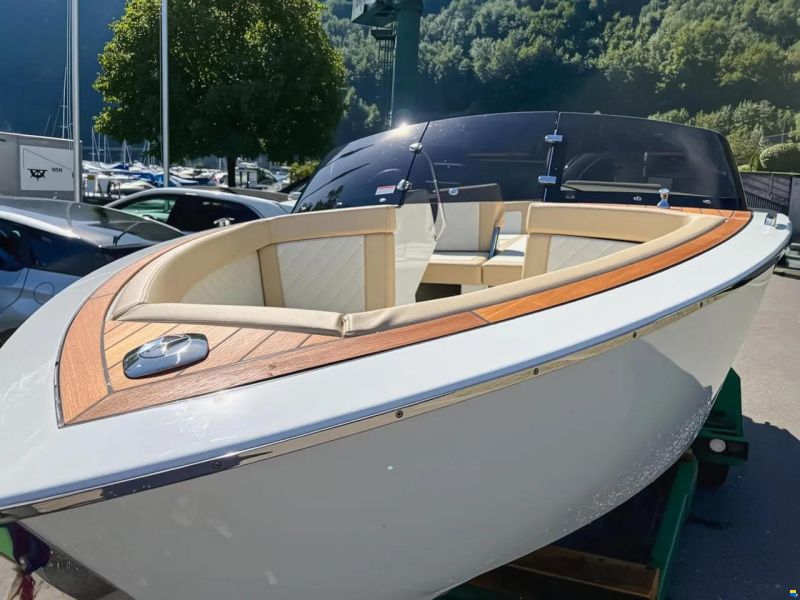 Flying Shark 5.7 Bowrider