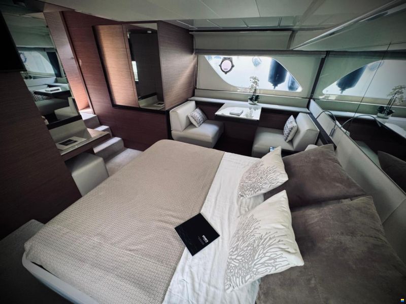 Ferretti 550