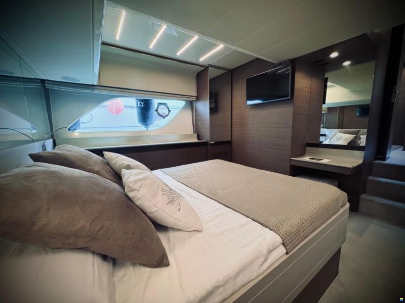 Ferretti 550