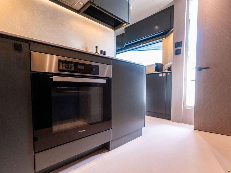 Sunseeker 100 Yacht
