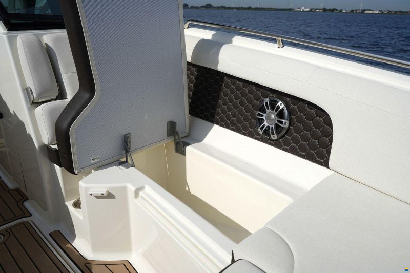 Sea Ray SDX 290 Outboard