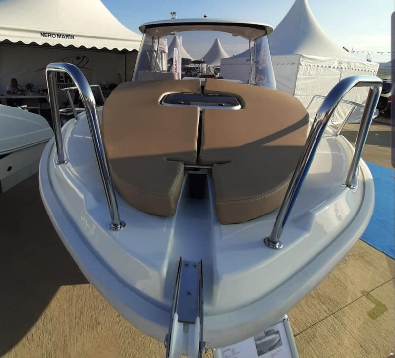 Manara 550 Pilothouse