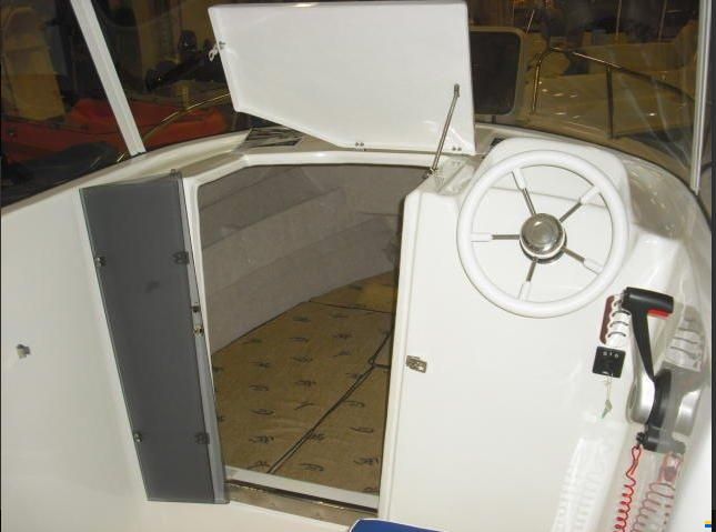 Manara 550 Pilothouse