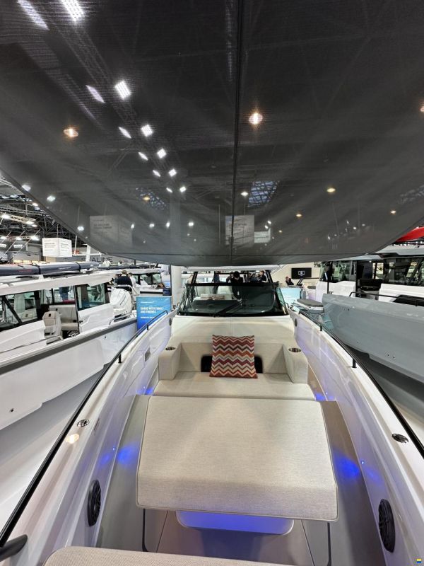 Axopar 37 Sun Top - Iconic Edition